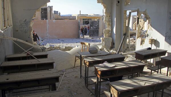 Поврежденная в результате авиаудара школа в сирийской провинции Идлиб - Sputnik Afrique