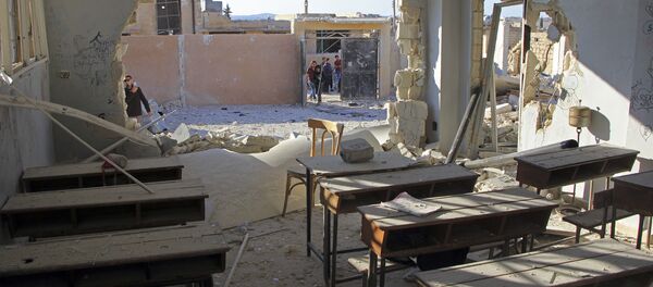 Поврежденная в результате авиаудара школа в сирийской провинции Идлиб - Sputnik Afrique