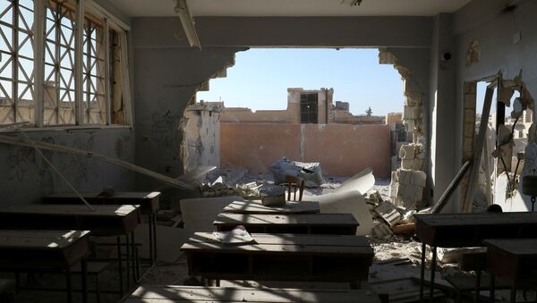 Une salle de classe endommagée lors des tirs d'extrémistes à Hass, dans la province syrienne d'Idlib - Sputnik Afrique