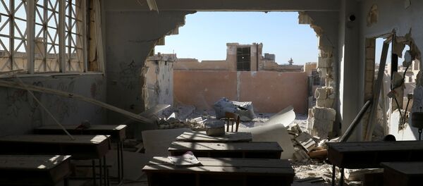 Une salle de classe endommagée lors des tirs d'extrémistes à Hass, dans la province syrienne d'Idlib - Sputnik Afrique