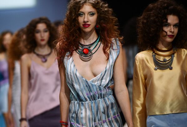 Модели демонстрируют одежду из новой коллекции бренда RinaR в рамках Недели моды в Москве Сделано в России - Sputnik Afrique