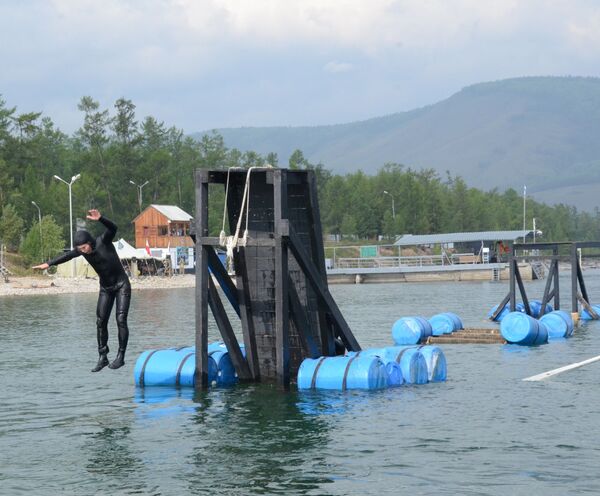 La partie pratique se déroule aussi bien dans le lac Baïkal qu'à la piscine La partie pratique se déroule aussi bien dans le lac Baïkal qu'à la piscine - Sputnik Afrique