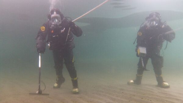 Les plongeurs apprennent également à se repérer sous l'eau, à rechercher et à classifier les engins explosifs - Sputnik Afrique