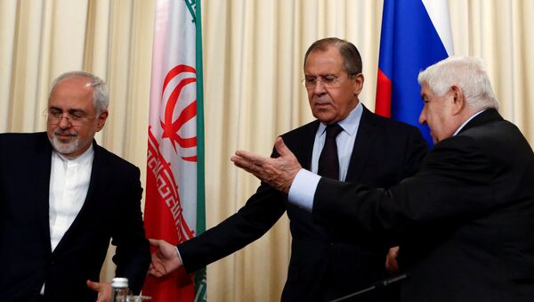 Russian Foreign Minister Sergei Lavrov (C) and his counterparts Walid al-Muallem (R) from Syria and Mohammad Javad Zarif from Iran attend a news conference in Moscow, Russia, October 28, 2016. - Sputnik Afrique
