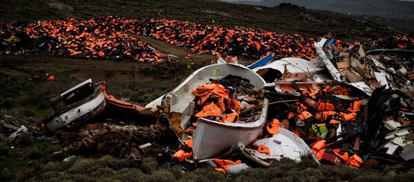 Wrecked boats and thousands of life jackets used by refugees and migrants during their journey across the Aegean sea lie in a dump in Mithimna on February 19, 2016. - Sputnik Afrique