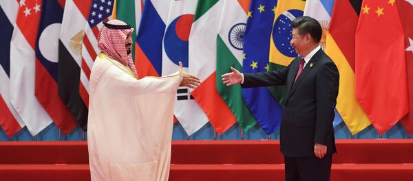 Saudi Arabia's Deputy Crown Prince and Minister of Defense Muhammad bin Salman Al Saud shakes hands with China's President Xi Jinping (R) before the G20 leaders' family photo in Hangzhou on September 4, 2016. - Sputnik Afrique