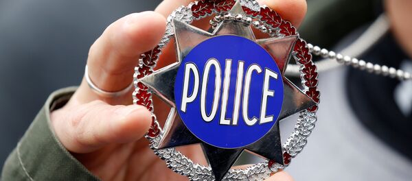 A French plainclothes policeman shows off his insignia as he protests against anti-police violence during a march at Place de la Republique in Paris, France, October 26, 2016. - Sputnik Afrique