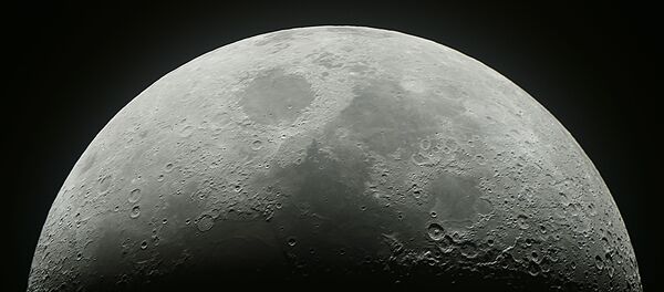 Растущая луна в небе над Москвой - Sputnik Afrique