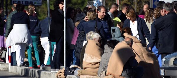 People evacuated from an hospital are covered with blankets following a quake in Rieti, Italy, October 30, 2016. - Sputnik Afrique