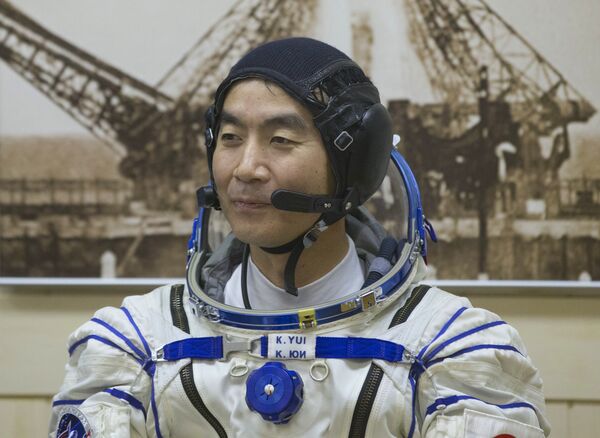 Le membre de l'équipage du vaisseau spatial habité «Soyouz TMA-17M» de l'expédition 44/45 de la Station internationale spatiale, l’astronaute Yui Kimia lors de la vérification des scaphandres avant le lancement, au cosmodrome « Baïkonour » Le membre de l'équipage du vaisseau spatial habité «Soyouz TMA-17M» de l'expédition 44/45 de la Station internationale spatiale, l’astronaute Yui Kimia lors de la vérification des scaphandres avant le lancement, au cosmodrome « Baïkonour » - Sputnik Afrique
