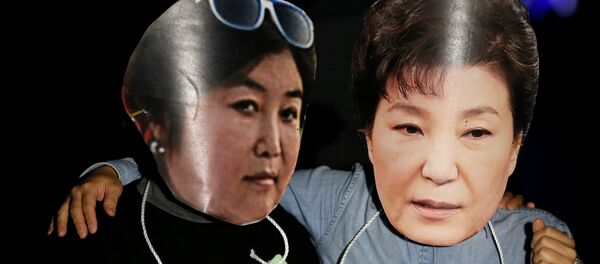 Des manifestants portent des masques à l'effigie de la présidente sud-coréenne Park Geun-hye et de sa confidente Choi Soon-sil - Sputnik Afrique