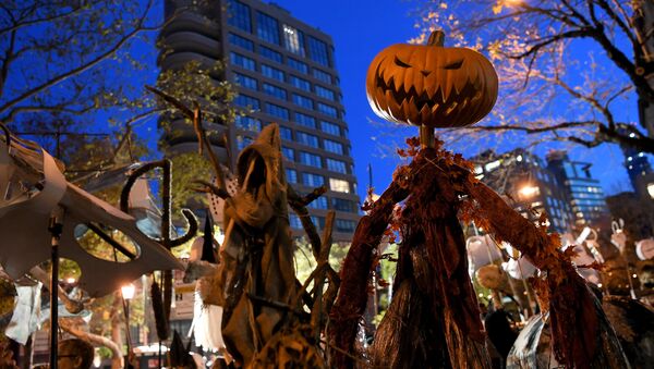 A giant pumpkin puppet is seen during the 43rd Annual Halloween Parade in New York on October 31, 2016 - Sputnik Afrique