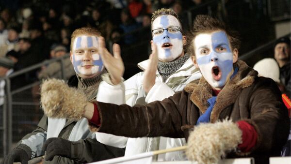 Finnish fans cheer during Group A Euro 2008 qualifying football match between Finland and Armenia 15 November 2006 in Helsinki. Finland won the match 1-0. - Sputnik Afrique
