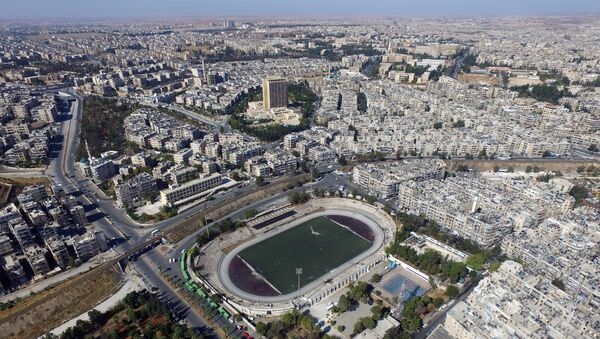 Le stade d'Alep contrôlé par l'armée gouvernementale où des bus attendent les habitants souhaitant quitter la ville - Sputnik Afrique