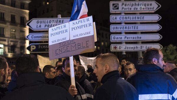 Les pompiers soutiennent les policiers à travers la France - Sputnik Afrique