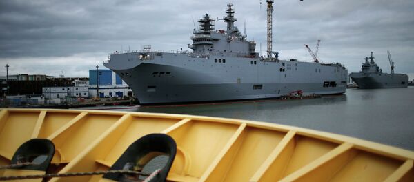 The two Mistral-class helicopter carriers Sevastopol (L) and Vladivostok are seen at the STX Les Chantiers de l'Atlantique shipyard site in Saint-Nazaire, western France, December 23, 2014. - Sputnik Afrique