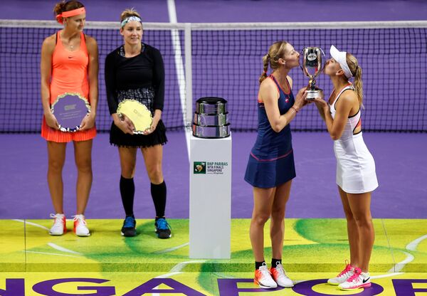 Российские теннисистки Елена Веснина и Екатерина Макарова празднуют победу в итоговом турнире WTA в Сингапуре - Sputnik Afrique