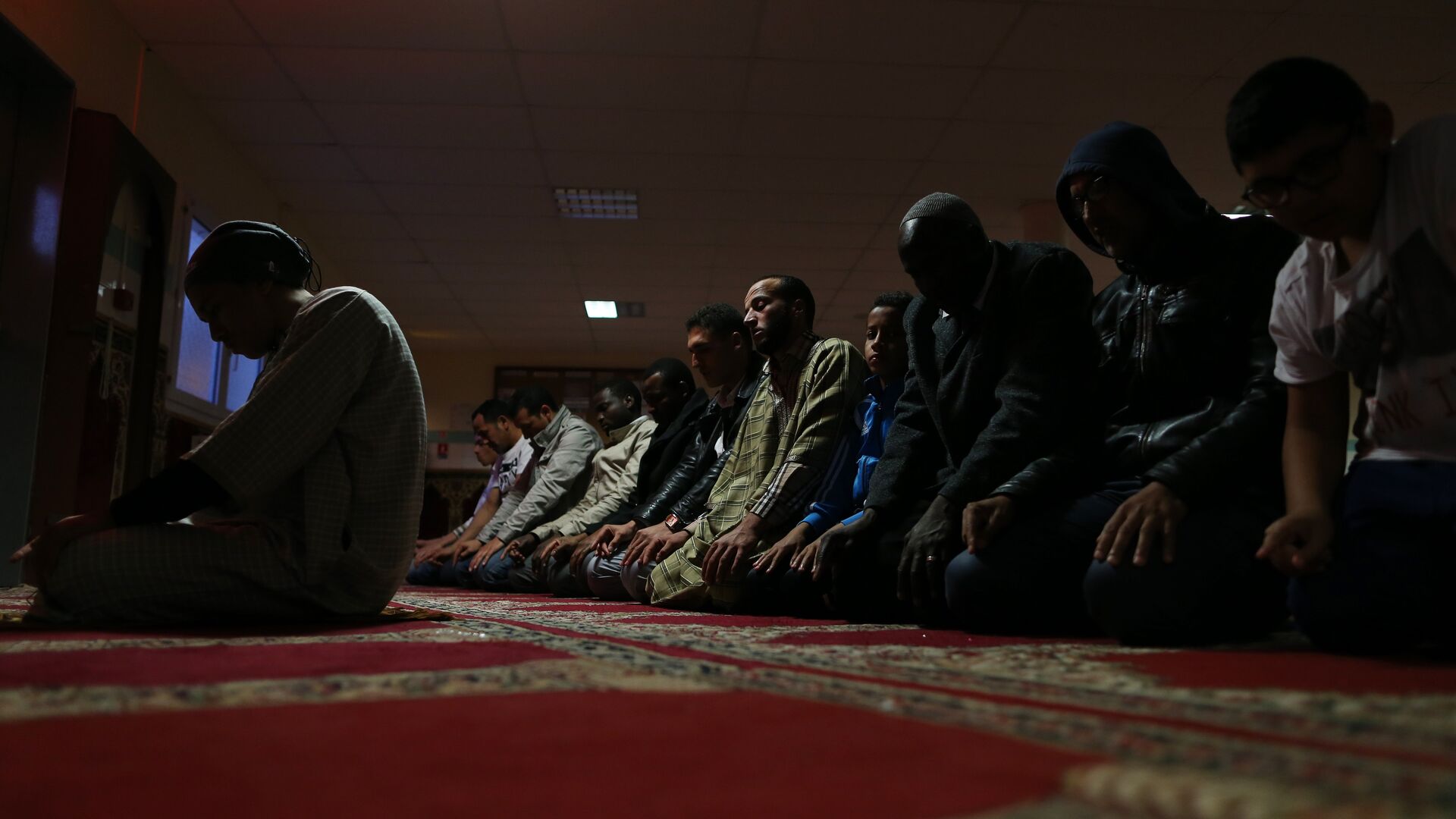 Muslims pray during the Muslim festivities of Eid al-Adha at the mosque in Cherbourg-Octeville, northwestern France on September 24, 2015. - Sputnik Afrique, 1920, 03.12.2021