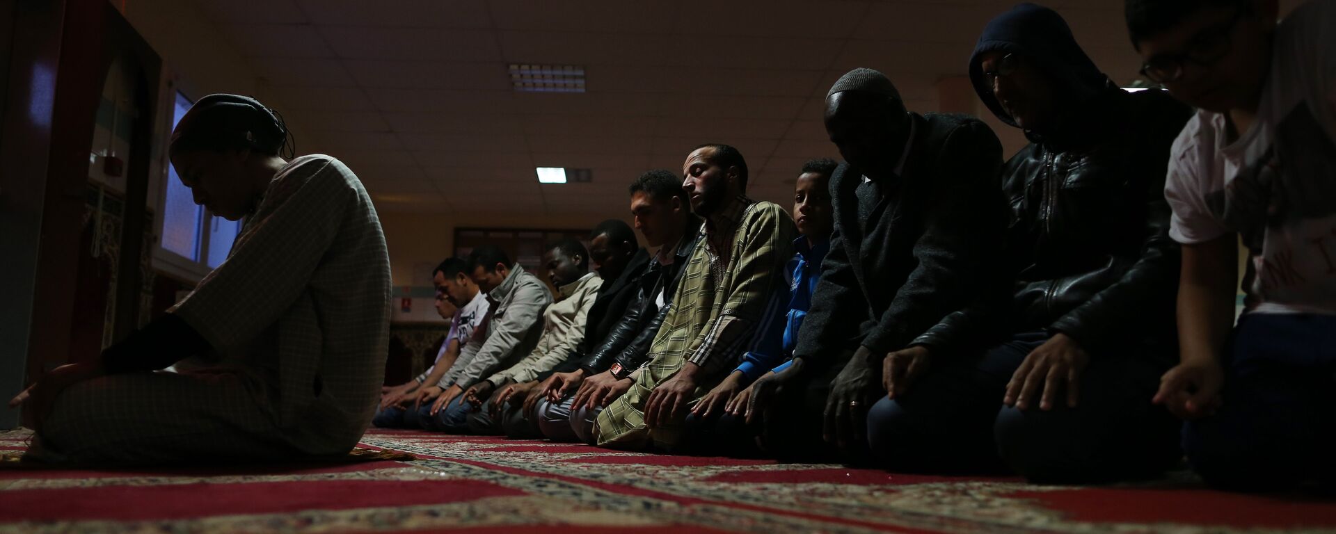 Muslims pray during the Muslim festivities of Eid al-Adha at the mosque in Cherbourg-Octeville, northwestern France on September 24, 2015. - Sputnik Afrique, 1920, 28.12.2020