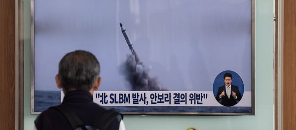 A man watches a television news channel in Seoul showing footage of a North Korean missile launch on April 24, 2016. North Korean leader Kim Jong-Un hailed a submarine-launched ballistic missile (SLBM) test as an eye-opening success, state media said on April 24, declaring Pyongyang has the ability to strike Seoul and the US whenever it pleases. - Sputnik Afrique