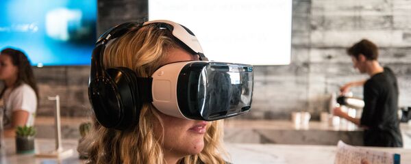 Une femme portant un casque de réalité virtuelle Samsung - Sputnik Afrique