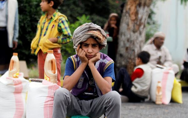 Un garçon yéménite s'assit près des approvisionnements à Sanaa - Sputnik Afrique