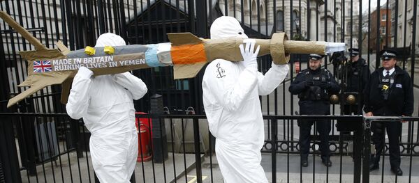 Les membres d'Amnesty International protestent en portant une maquette d'un missile contre la vente des armes par le gouvernement britannique d'armes à l'Arabie saoudite en dehors de Downing Street à Londres, vendredi le 18 mars 2016 - Sputnik Afrique