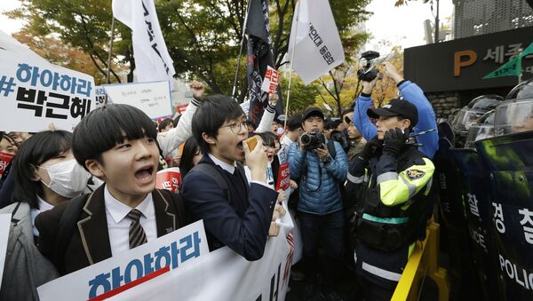 South Korean high school students are blocked by police officers as they march toward the presidential house after a rally calling for South Korean President Park Geun-hye to step down in downtown Seoul, South Korea, Saturday, Nov. 5, 2016. - Sputnik Afrique