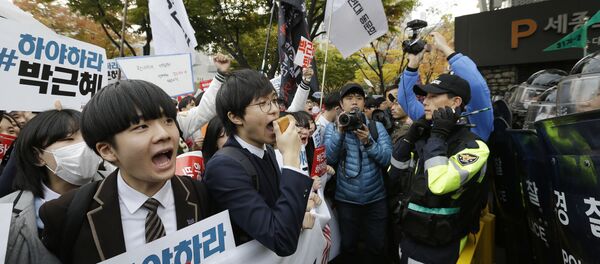 South Korean high school students are blocked by police officers as they march toward the presidential house after a rally calling for South Korean President Park Geun-hye to step down in downtown Seoul, South Korea, Saturday, Nov. 5, 2016. - Sputnik Afrique