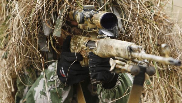 Снайпер на позиции во время учений бригады специального назначения ЮВО в Краснодарском крае - Sputnik Afrique