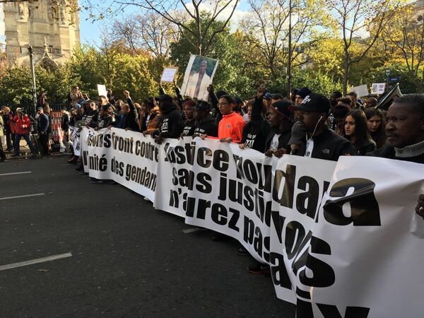Marche pour Adama Traoré à Paris Marche pour Adama Traoré à Paris - Sputnik Afrique