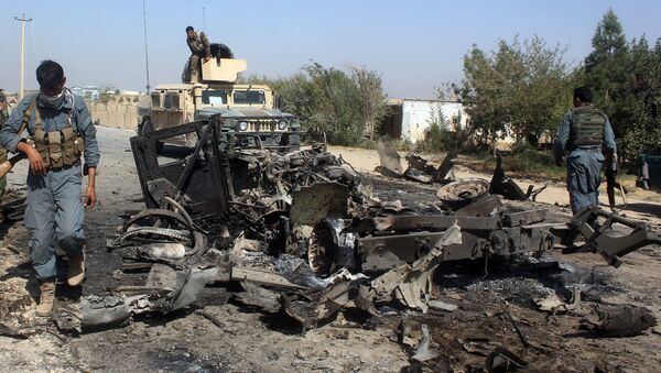 Les forces de sécurité afghanes inspectent les lieux de la frappe aérienne américaine dans la ville de Kondoz, Afghanistan - Sputnik Afrique