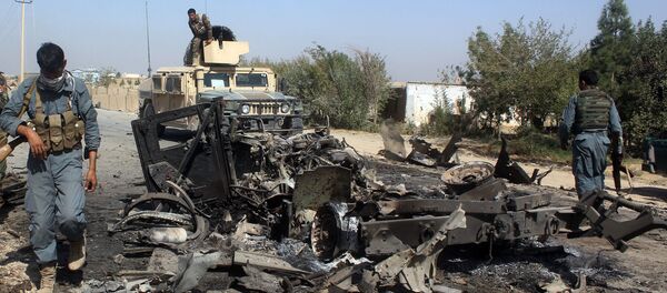 Les forces de sécurité afghanes inspectent les lieux de la frappe aérienne américaine dans la ville de Kondoz, Afghanistan - Sputnik Afrique