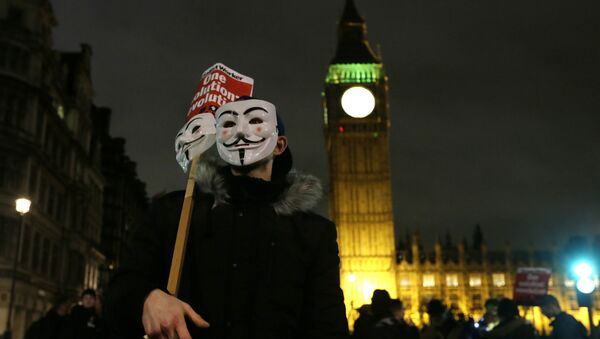 A masked demonstrator stands in Parliament Square during the Million Mask protest march in London on Thursday Nov. 5, 2015. - Sputnik Afrique