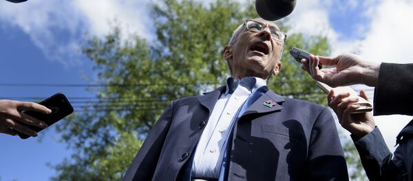 John Podesta, Clinton Campaign Chairman, talks to reporters as he walks to Democratic presidential nominee Hillary Clinton's Washington DC home October 5, 2016 - Sputnik Afrique