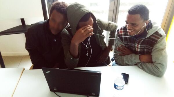 Session musicale dans le réfectoire du CAOMI de la Colline de Sion Session musicale dans le réfectoire du CAOMI de la Colline de Sion - Sputnik Afrique