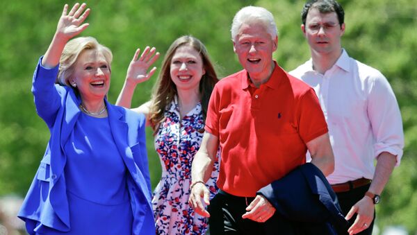 Democratic presidential candidate former Secretary of State Hillary Rodham Clinton waves to supporters as her husband former President Bill Clinton, second from right, Chelsea Clinton, second from left, and her husband Marc Mezvinsky, join on stage Saturday, June 13, 2015, on Roosevelt Island in New York - Sputnik Afrique