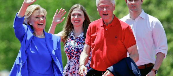 Democratic presidential candidate former Secretary of State Hillary Rodham Clinton waves to supporters as her husband former President Bill Clinton, second from right, Chelsea Clinton, second from left, and her husband Marc Mezvinsky, join on stage Saturday, June 13, 2015, on Roosevelt Island in New York - Sputnik Afrique
