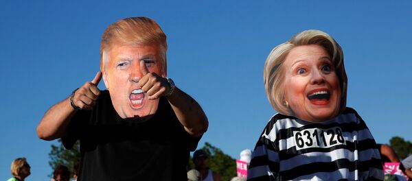 Craig Wendel dresses as Trump and his wife wears a Clinton mask as they support Trump at a campaign rally in Naples, Florida - Sputnik Afrique