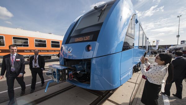 Visitors check out the Coradia iLint train, a CO2-emission-free regional train developed by French transport giant Alstom, after it was unveiled at Innotrans, the railway industry’s largest trade fair, in Berlin on September 20, 2016. - Sputnik Afrique