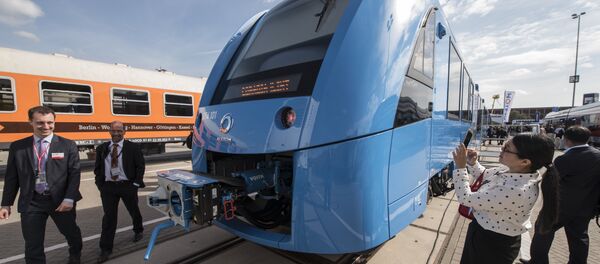 Visitors check out the Coradia iLint train, a CO2-emission-free regional train developed by French transport giant Alstom, after it was unveiled at Innotrans, the railway industry’s largest trade fair, in Berlin on September 20, 2016. - Sputnik Afrique