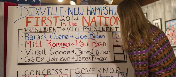 A clerk tabulates ballots at a polling station ajust after midnight on November 6, 2012 in Dixville Notch, New hampshire, the very first voting to take place in the 2012 US presidential election. - Sputnik Afrique