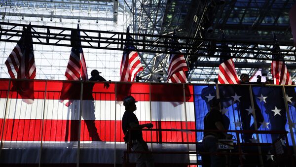 Workers build an American flag to the back of a riser in preparation for Democratic presidential candidate Hillary Clinton's election night rally in New York, Monday, Nov. 7, 2016. - Sputnik Afrique