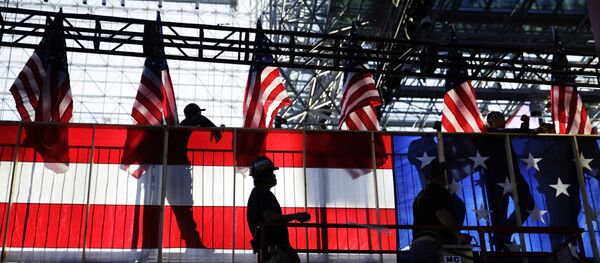 Workers build an American flag to the back of a riser in preparation for Democratic presidential candidate Hillary Clinton's election night rally in New York, Monday, Nov. 7, 2016. - Sputnik Afrique