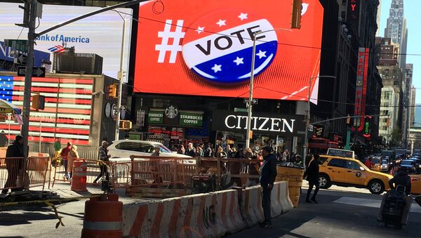 An electronic billboard displays a vote hashtag at Times Square in New York - Sputnik Afrique
