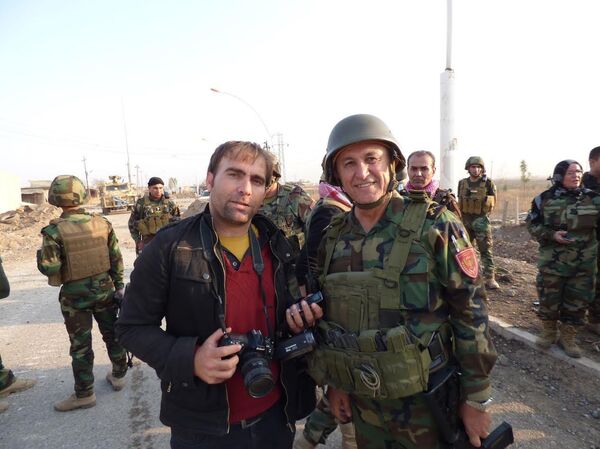 Le correspondant de Sputnik avec un soldat peshmerga Le correspondant de Sputnik avec un soldat peshmerga - Sputnik Afrique
