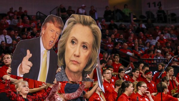 Nebraska fans try to distract Delaware State players with signs of Donald Trump and Hillary Clinton during the second half of an NCAA college basketball game in Lincoln, Neb., Thursday, Nov. 19, 2015 - Sputnik Afrique