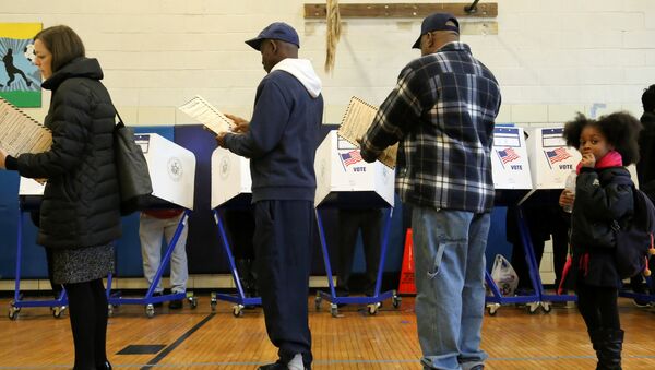 Les électeurs font lq queue avec leurs bulletins de vote à un bureau de vote pendant le jour de l'élection à Harlem, New York, États-Unis, le 8 novembre 2016 - Sputnik Afrique