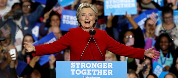 U.S. Democratic presidential nominee Hillary Clinton addresses supporters at the Grand Valley State University Fieldhouse in Allendale, Michigan - Sputnik Afrique