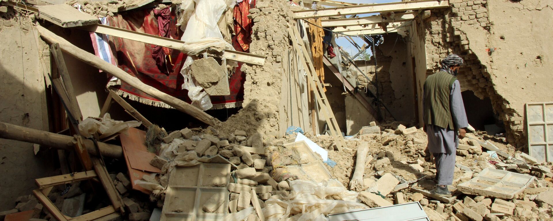 une maison détruite lors d'une frappe aérienne en Afghanistan  - Sputnik Afrique, 1920, 14.12.2021